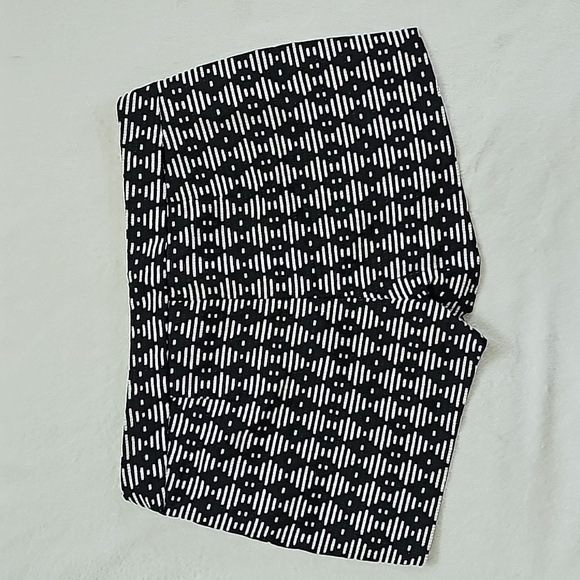 OLD NAVY | Set of Shorts, Black & White Ikat/ Blue & White Gingham - Picture 12 of 13